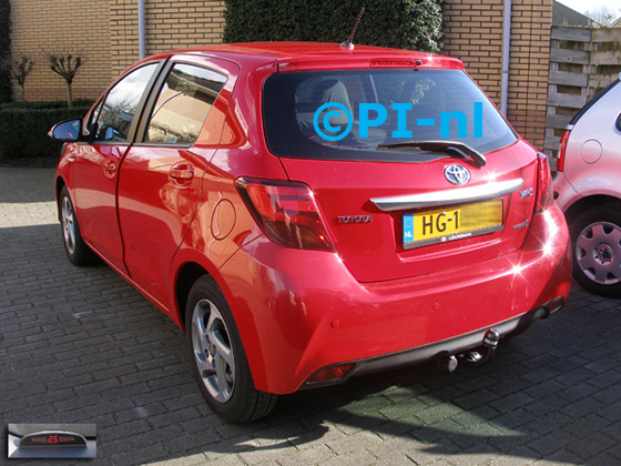 Parkeersensoren ingebouwd door PI-nl in een Toyota Yaris Hybrid uit 2015. De display (set A 2016) werd linksvoor bij de a-stijl gemonteerd.