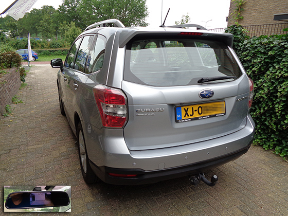 Parkeersensoren (set D 2021) ingebouwd door PI-nl in een Subaru Forester uit 2014. De spiegeldisplay is van de set met bumpercamera en sensoren.