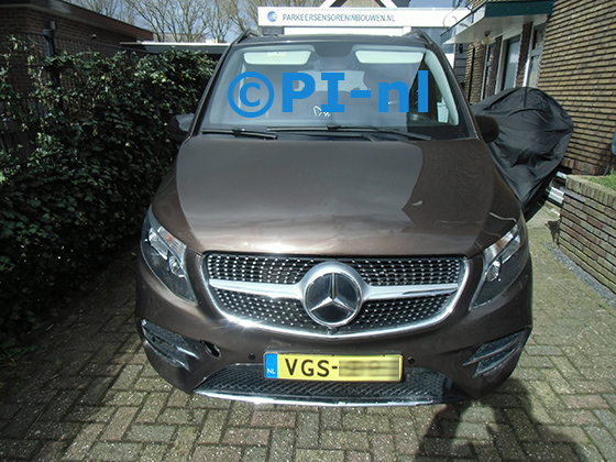 Parkeersensoren (set E 2024) ingebouwd door PI-nl in de voorbumper van een Mercedes-Benz Vito uit 2018. De pieper werd voorin gemonteerd.