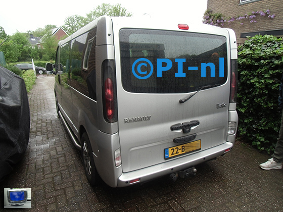 Parkeersensoren (set B 2024) ingebouwd door PI-nl in een Renault Trafic met canbus uit 2006. De display werd linksvoor bij de a-stijl gemonteerd.