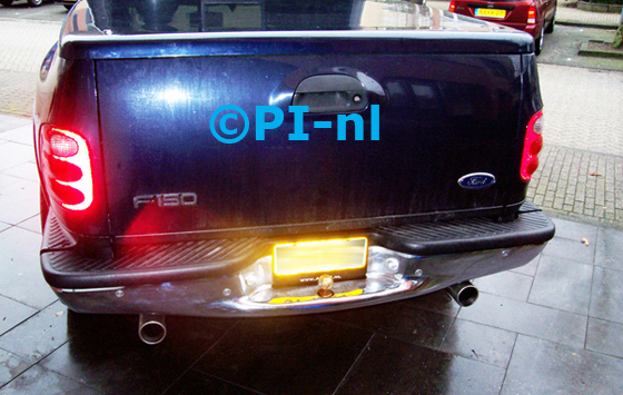 Parkeersensoren (set A 2010) ingebouwd door PI-nl in een Ford F150 pick-up-truck uit 2001. De display werd linksvoor bij de a-stijl gemonteerd.