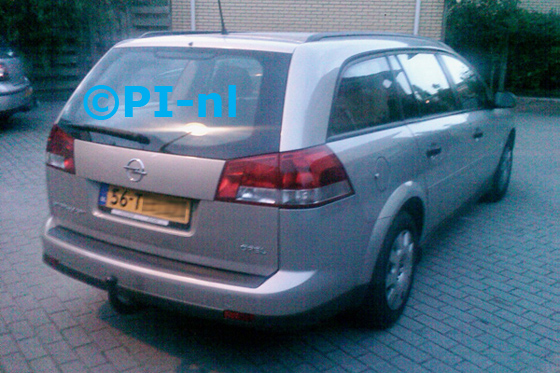 Opel Vectra Wagon uit 2006. Sensoren in de onderste zwarte bumperrand. De display (set A 2010) werd verstopt.