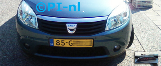 Parkeersensoren (set A 2012) ingebouwd door PI-nl in de voorbumper van een Dacia Sandero uit 2008. De display werd linksvoor bij de a-stijl gemonteerd.