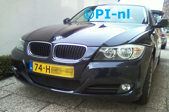 Parkeersensoren (set A 2013) ingebouwd door PI-nl in de voorbumper van een BMW 320i Touring uit 2009. De display werd linksvoor bij de a-stijl gemonteerd.
