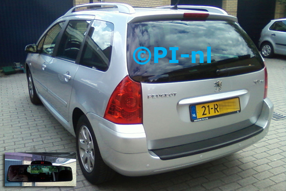 Peugeot 307 SW uit 2005. De display (set C 2013) 'spiegelmodel', is voor de achtersensoren, de display bovenop (set A 2013) is voor de voorsensoren.
