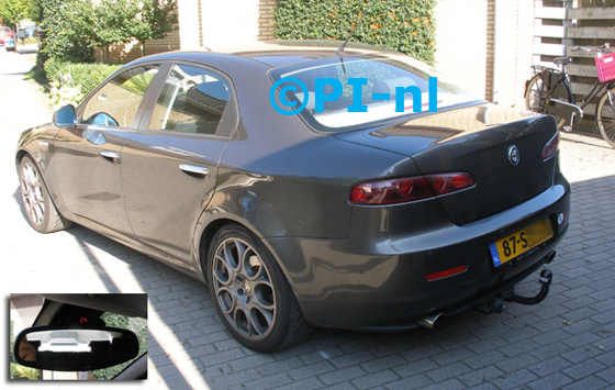 Parkeersensoren ingebouwd door PI-nl in een Alfa Romeo 159 uit 2006. De display (set A 2013) werd op de spiegel gemonteerd.