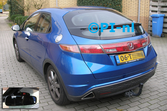 Parkeersensoren ingebouwd door PI-nl in een Honda Civic hatchback uit 2006. De display (set A 2013) werd op de spiegel gemonteerd.