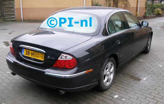 Parkeersensoren ingebouwd door PI-nl in een Jaguar S-Type uit 2002. De display (set A 2013) werd verstopt.