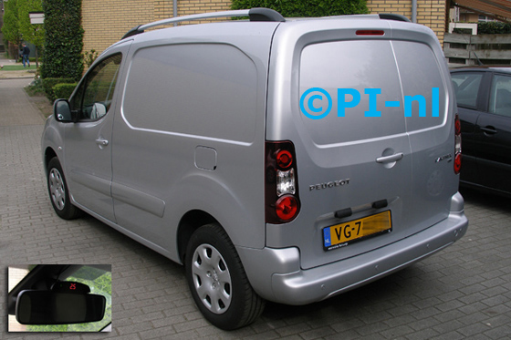 Parkeersensoren ingebouwd door PI-nl in een Peugeot Partner uit 2013. De display (set A 2014) werd op de spiegel gemonteerd.