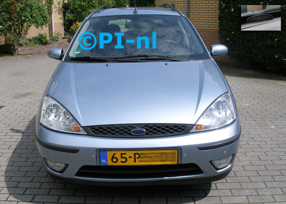 Parkeersensoren ingebouwd door PI-nl in de voorbumper van dezelfde Ford Focus Wagon uit 2004. De display (set A 2014) is voor het stuur op het dashboard gemonteerd.