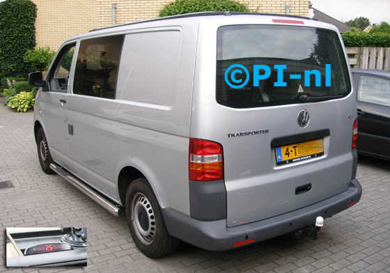 Parkeersensoren ingebouwd door PI-nl in een Volkswagen Transporter (camper) uit 2008. De display (set A 2014) op het dashboard, in de middenconsole ingebouwd. De sensoren werden op verzoek niet gespoten.