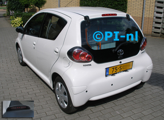 Parkeersensoren ingebouwd door PI-nl in een Toyota Aygo uit 2011. De display (set A 2014) werd linksvoor bij de a-stijl gemonteerd. De sensoren werden op verzoek niet gespoten.