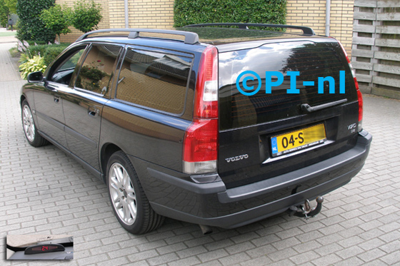 Parkeersensoren ingebouwd door PI-nl in een Volvo V70 uit 2004. De display (set A 2014) werd linksvoor bij de a-stijl gemonteerd.