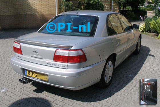 Parkeersensoren ingebouwd door PI-nl in een Opel Omega uit 2001. De display (set A 2014) werd in de middenconsole op een bestaande beugel gemonteerd.