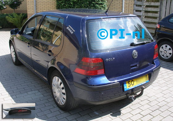 Parkeersensoren ingebouwd door PI-nl in een Volkswagen Golf 4 1.4 16v uit 2001. De display (set A 2014) werd linksvoor bij de a-stijl gemonteerd.