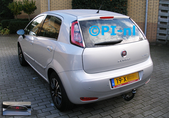 Parkeersensoren ingebouwd door PI-nl in een Fiat Punto TwinAir Easy uit 2012. De display (set A 2014) werd linksvoor bij de a-stijl gemonteerd.
