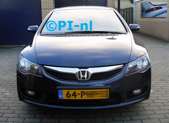 Parkeersensoren (set D 2014) ingebouwd door PI-nl in de voorbumper van een Honda Civic Hybride 1.3 Elegance uit 2011. De display werd op het dashboard gemonteerd.