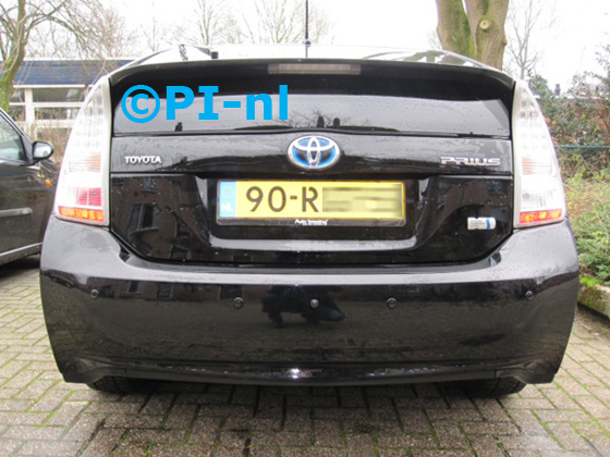 Parkeersensoren ingebouwd door PI-nl in een Toyota Prius uit 2011. De spiegel-display (set D) is van de set met camera en sensoren.
