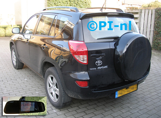Parkeersensoren ingebouwd door PI-nl in een Toyota RAV4 uit 2006. De spiegeldisplay (set F 2015) is van de set met kentekenplaatcamera en sensoren.