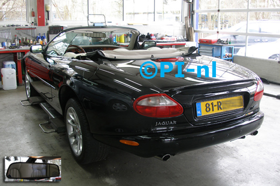 Parkeersensoren ingebouwd door PI-nl in een Jaguar XKR8 Cabrio uit 2001. De spiegeldisplay (set D 2015) is van de set met camera en sensoren.