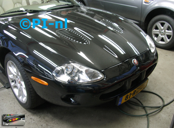 Parkeersensoren ingebouwd door PI-nl in de voorbumper van een Jaguar XKR8 Cabrio uit 2001. De display (set A 2015) werd linksvoor bij de a-stijl gemonteerd.