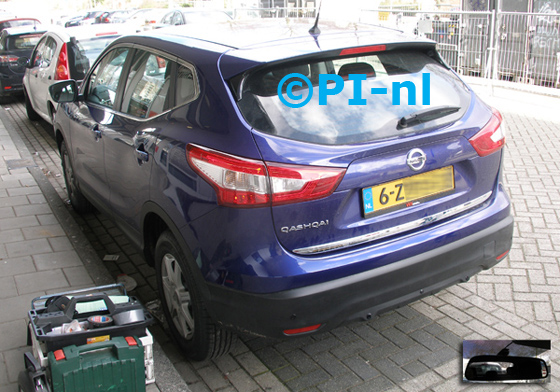 Parkeersensoren ingebouwd door PI-nl in een Nissan Qashqai (nieuw) uit 2015. De spiegeldisplay (set D 2015) is van de set met camera en sensoren.