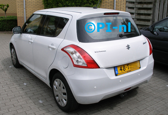 Parkeersensoren ingebouwd door PI-nl in een Suzuki Swift uit 2012. De pieper (set E 2015) werd verstopt. Er werden 'standaard witte' sensoren gebruikt.