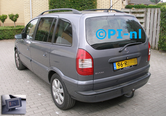 Parkeersensoren ingebouwd door PI-nl in een Opel Zafira uit 2005. De display (set B 2015) werd linksvoor bij de a-stijl geplaatst.