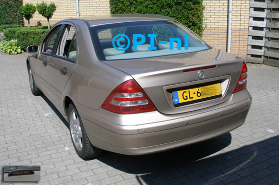 Parkeersensoren ingebouwd door PI-nl in een Mercedes-Benz C220 CDI uit 2001. De display (set A 2015) werd midden op het dashboard gemonteerd.