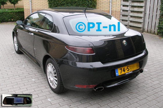 Parkeersensoren ingebouwd door PI-nl in een Alfa Romeo GT uit 2006. De spiegeldisplay (set D 2015) is van de set met camera en sensoren.
