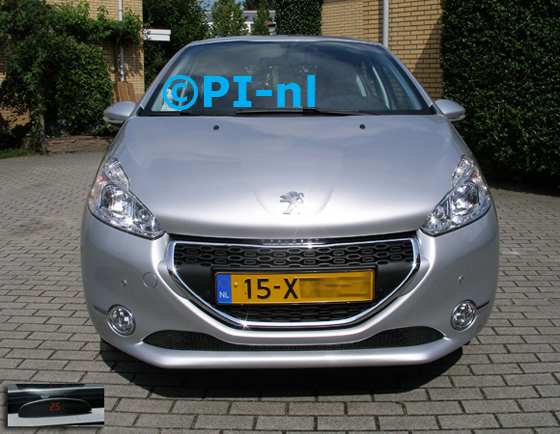 Parkeersensoren ingebouwd door PI-nl in de voorbumper van een Peugeot 208 uit 2012. De display (set A 2015 met timer-switch) werd midden op het dashboard gemonteerd.