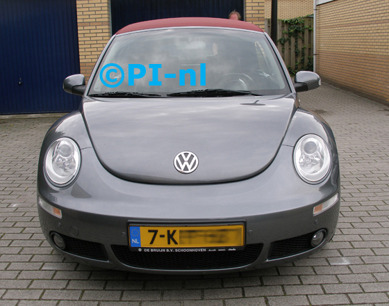 Parkeersensoren ingebouwd door PI-nl in de voorbumper van een Volkswagen New Beetle Cabrio uit 2006. De pieper (set E 2015) werd verstopt.
