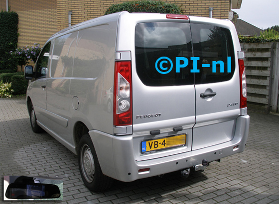 Parkeersensoren ingebouwd door PI-nl in een Peugeot Expert uit 2013. De spiegeldisplay (set D 2015) is van de set met camera en (ongespoten) sensoren.