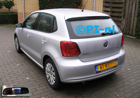 Parkeersensoren ingebouwd door PI-nl in een Volkswagen Polo uit 2011. De spiegeldisplay (set D 2015) is van de set met camera en sensoren.