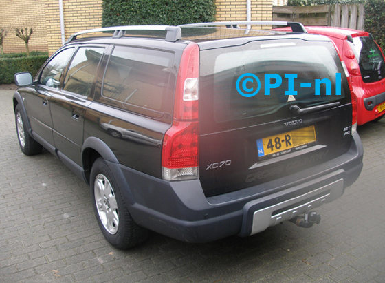 Parkeersensoren ingebouwd door PI-nl in een Volvo XC70 uit 2005. De pieper (set E 2016) werd verstopt. De sensoren werden antraciet gespoten.