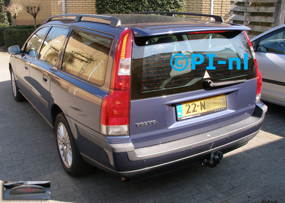 Parkeersensoren ingebouwd door PI-nl in een Volvo V70 uit 2004. De display (set A 2016) werd linksvoor bij de a-stijl gemonteerd.