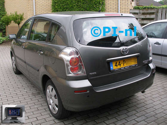 Parkeersensoren ingebouwd door PI-nl in een Toyota Corolla Verso 1.6 VVT Terra uit 2004. De display (set B1 2016) werd linksvoor bij de a-stijl gemonteerd. De sensoren werden op verzoek niet gespoten.