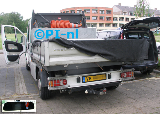 Parkeersensoren ingebouwd door PI-nl in een Peugeot Boxer kiepauto uit 2012, van Biga Groep uit Zeist. De spiegeldisplay (set F 2016) is van de set met kentekenplaatcamera en sensoren (in bevestigingsbeugeltjes).