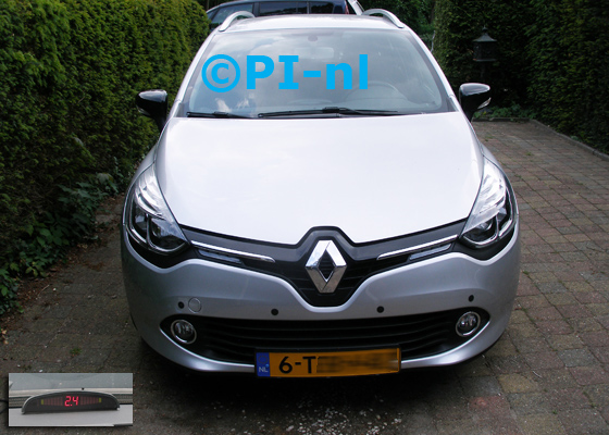 Parkeersensoren ingebouwd door PI-nl in de voorbumper van een Renault Clio Estate uit 2014. De display (set A 2016) werd midden op het dashboard gemonteerd. De sensoren werden op verzoek antraciet gespoten.
