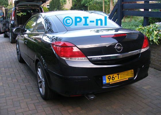 Parkeersensoren ingebouwd door PI-nl in een Opel Astra TwinTop uit 2006. De pieper (set E 2016) werd verstopt.