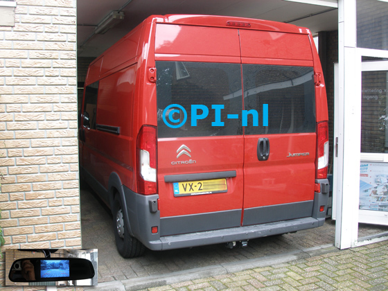 Parkeersensoren ingebouwd door PI-nl in een Citroen Jumper (nieuw) uit 2016. De spiegeldisplay (set D 2016) is van de set met camera en sensoren.