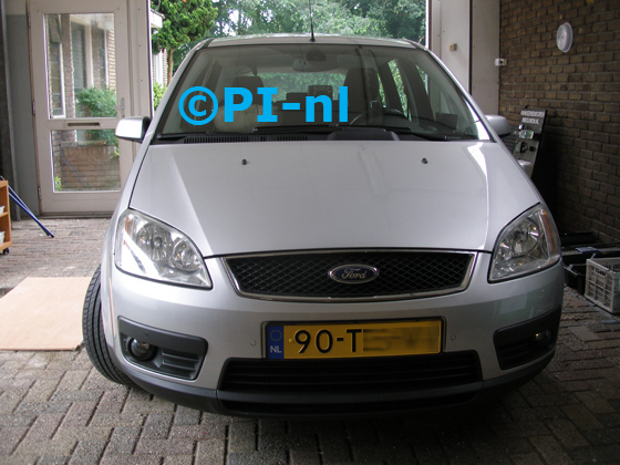 OEM-parkeersensoren ingebouwd door PI-nl in de voorbumper van een Ford C-Max uit 2007, twee in kleur, twee in antraciet. De pieper (set E 2016) is werd verstopt.