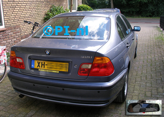 Parkeersensoren ingebouwd door PI-nl in een BMW 318i (E46) uit 1998. De spiegeldisplay (set D 2016) is van de set met camera en sensoren.