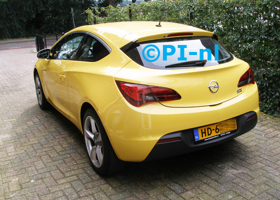 Parkeersensoren ingebouwd door PI-nl in een Opel Astra GTC Sport 1.4 Turbo uit 2012. De pieper (set E 2016) werd verstopt.