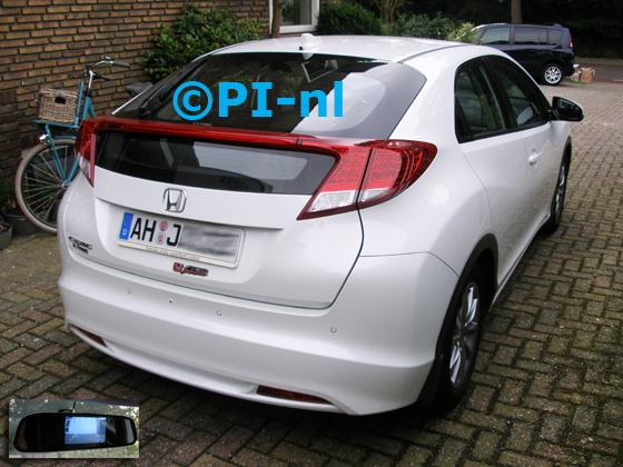 OEM-parkeersensoren ingebouwd door PI-nl in een Honda Civic Comfort uit 2012. De spiegeldisplay (set I 2016) is van de set met camera en sensoren.
