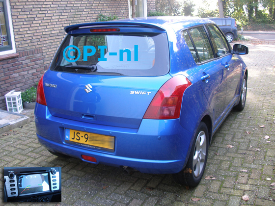 Parkeersensoren ingebouwd door PI-nl in een Suzuki Swift uit 2006. Het beeld (set D 2016) is van de set met camera en sensoren en is aangesloten op het eigen navigatie-/multimedia-scherm.