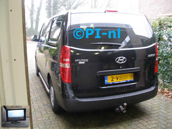 Parkeersensoren ingebouwd door PI-nl in een Hyundai H300 uit 2012. De monitor (set D 2016) werd linksvoor bij de a-stijl geplaatst en is van de set met camera en sensoren.