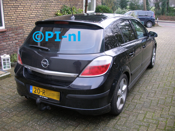 Parkeersensoren ingebouwd door PI-nl in een Opel Astra 1.8 uit 2005. De pieper (set E 2017) werd verstopt.