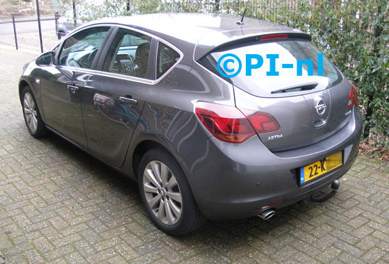 Parkeersensoren ingebouwd door PI-nl in een Opel Astra Cosmo uit 2010. Het beeld (set F 2017) is van de set met kentekenplaatcamera en sensoren en werd later aan het eigen navigatiescherm gekoppeld.