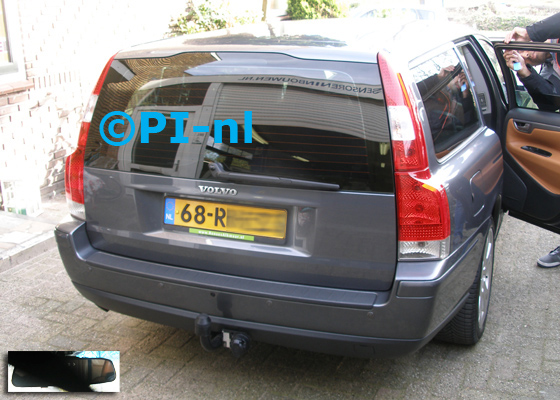 Parkeersensoren ingebouwd door PI-nl in een Volvo V70 uit 2005. De spiegeldisplay (set D 2017) is van de set met camera en sensoren.